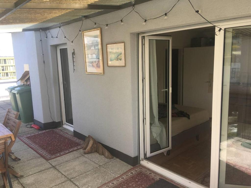 Unique little house on a roof top with a huge terrace close to exhibition square - Resim 10