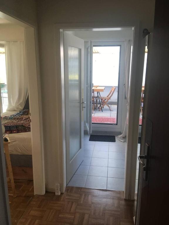 Unique little house on a roof top with a huge terrace close to exhibition square - Resim 20