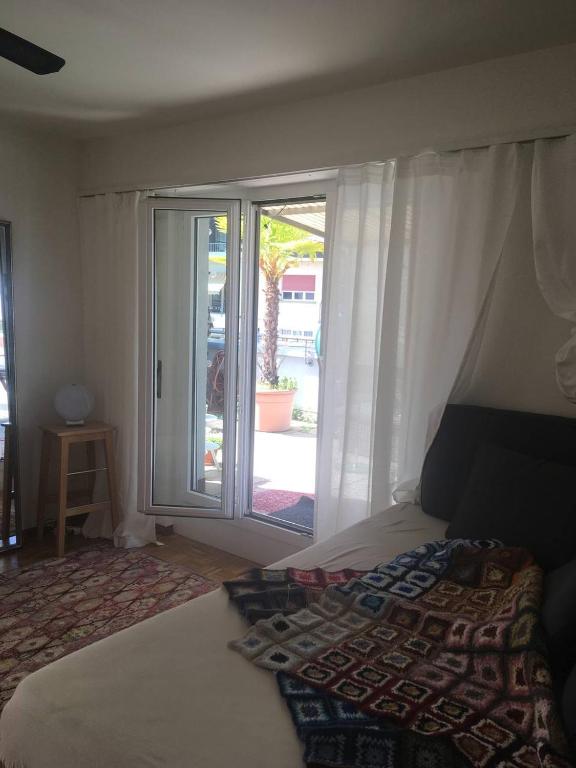 Unique little house on a roof top with a huge terrace close to exhibition square - Resim 6