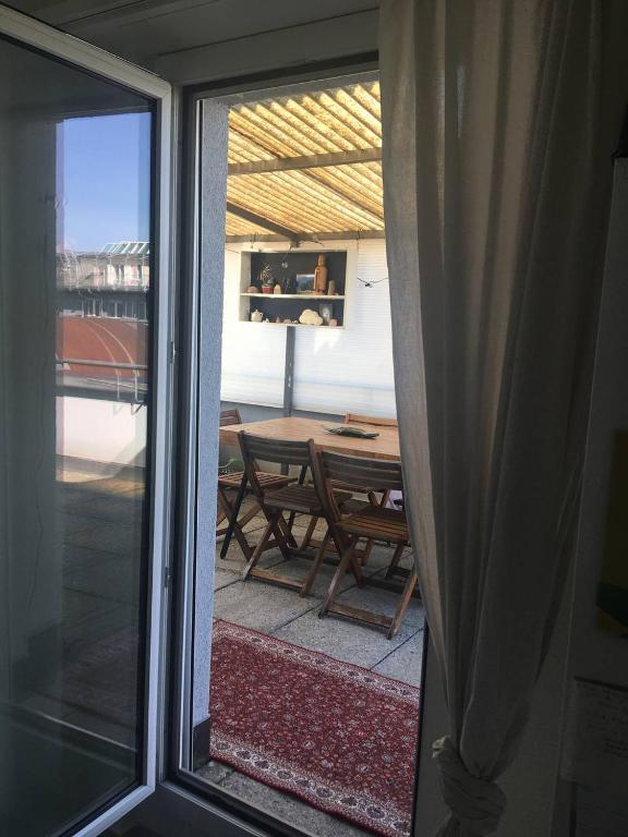 Unique little house on a roof top with a huge terrace close to exhibition square - Resim 8