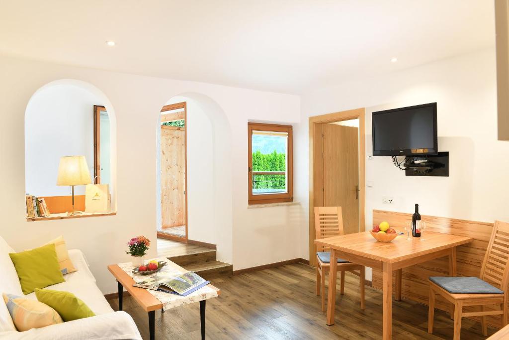 Televízia a/alebo spoločenská miestnosť v ubytovaní Haus Rosengarten