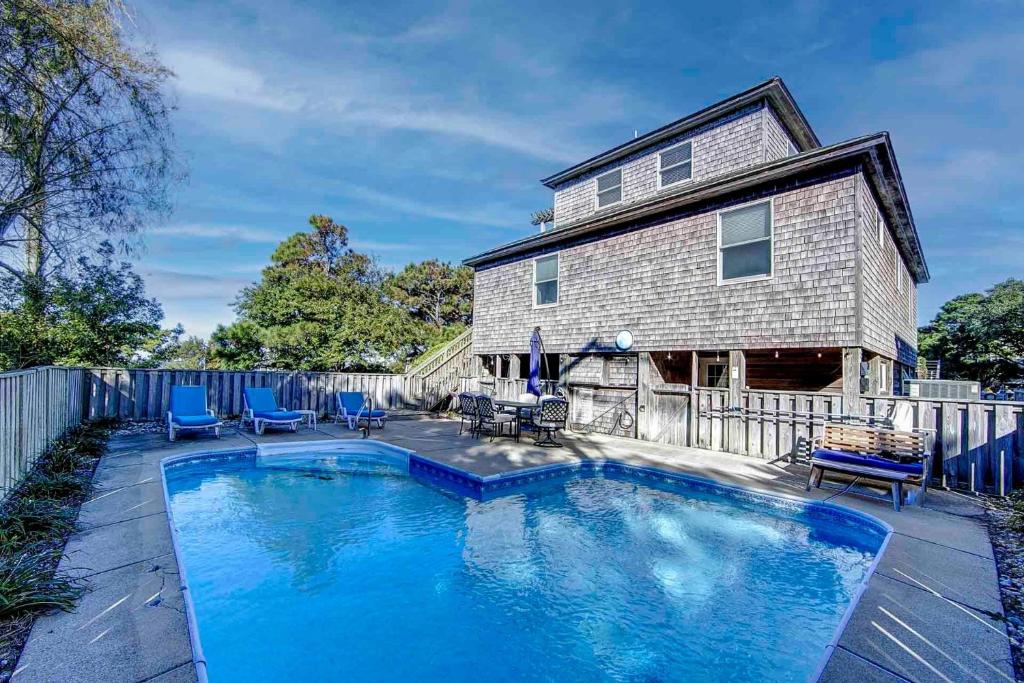una piscina frente a una casa en Waz Up Beaches, en Sanderling