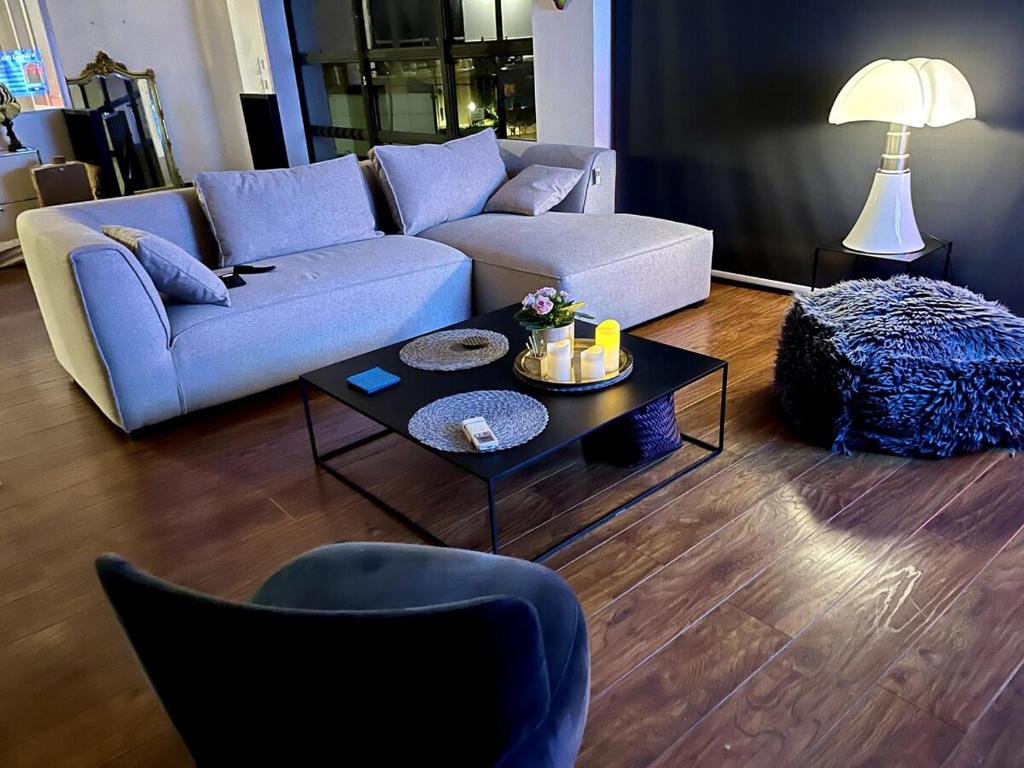 un salon avec un canapé et une table dans l'établissement Piscine, soleil et farniente, à Gigean