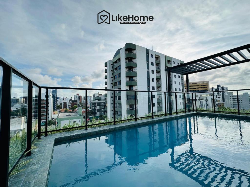 una piscina sul tetto di un edificio di Uni Tamari Intermares - LikeHome Hospedagens a Cabedelo
