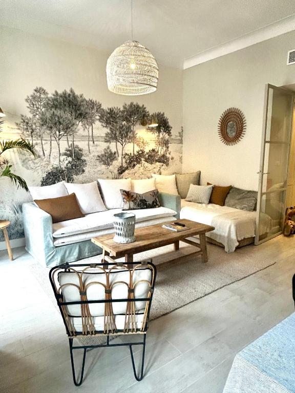 un salon avec un canapé et une table dans l'établissement Cosy et spacieux 2P - Port de Nice - Climatisé, à Nice