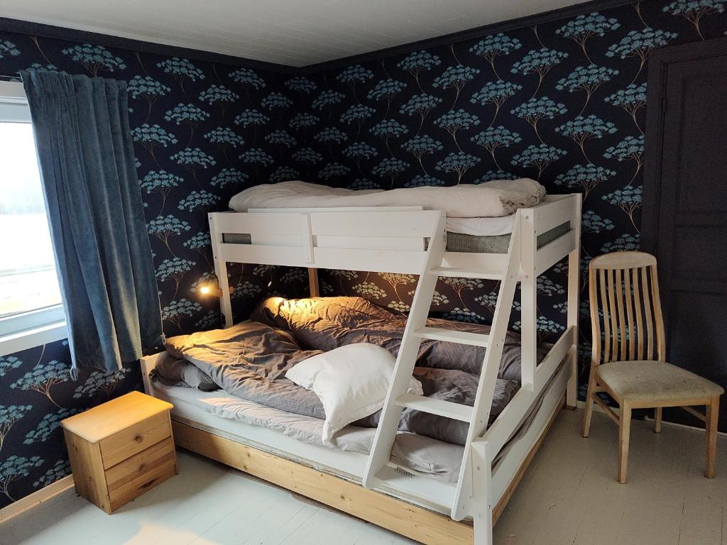 2 literas en una habitación con papel pintado azul en Brattbakken, en Mandal