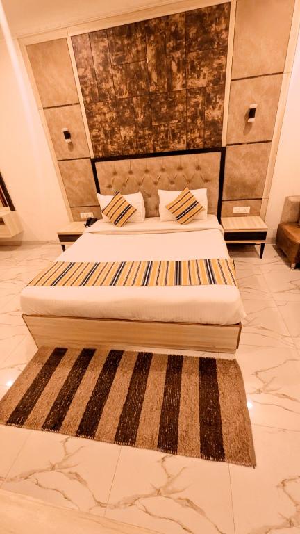 Postel nebo postele na pokoji v ubytování Hotel ALMORA NEAR TERMINAL 1 DELHI AIRPORT - WITH - FREE AIRPORT PICKUP AND DROP