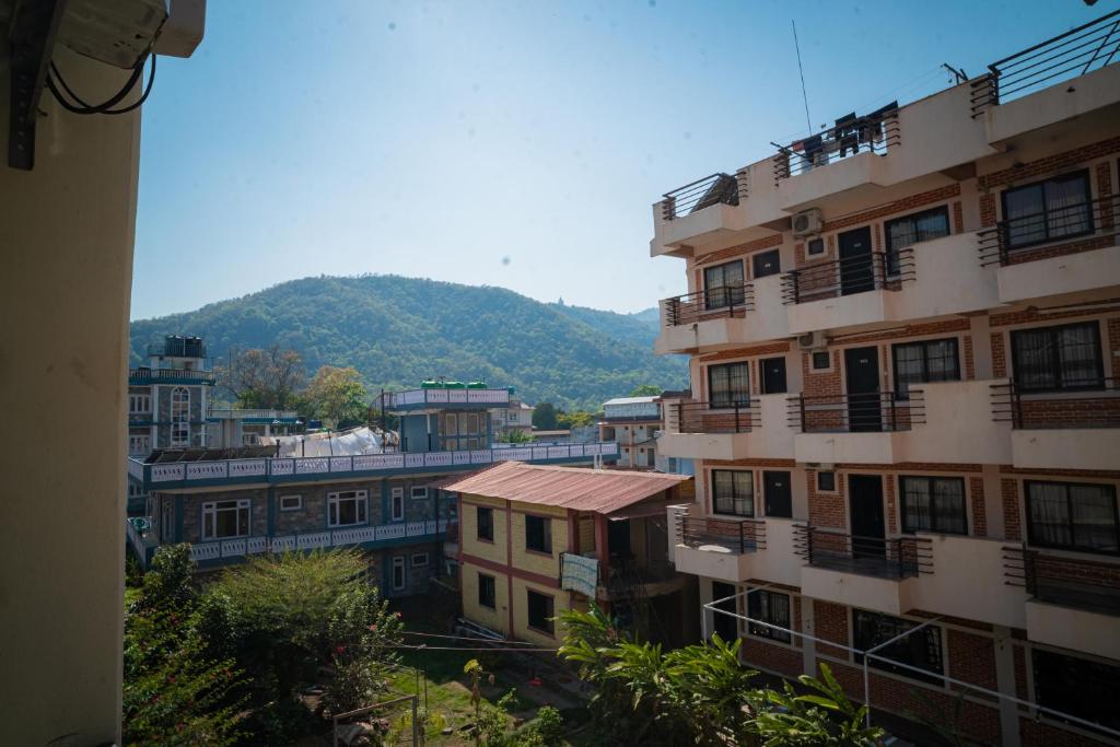 vista su un edificio con una montagna sullo sfondo di Hotel Juju a Pokhara