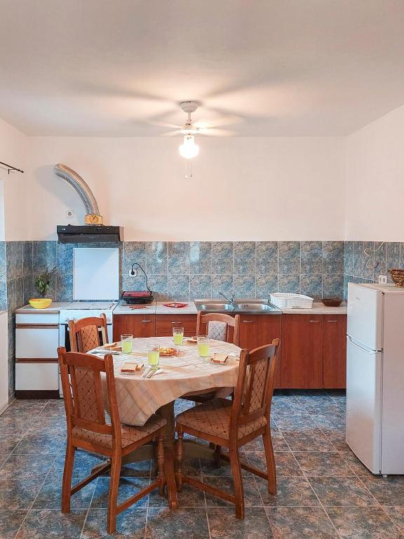 Kuchyň nebo kuchyňský kout v ubytování Apartmani Branko
