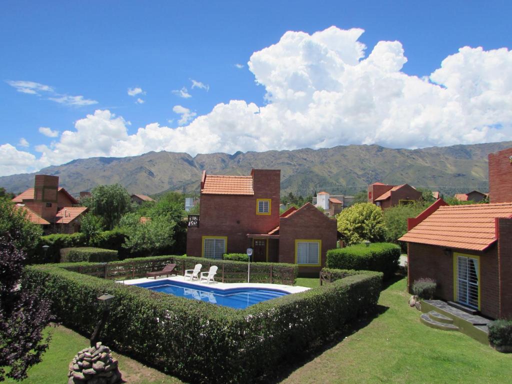 una casa con piscina en un patio en Cabañas El Maiten en Merlo