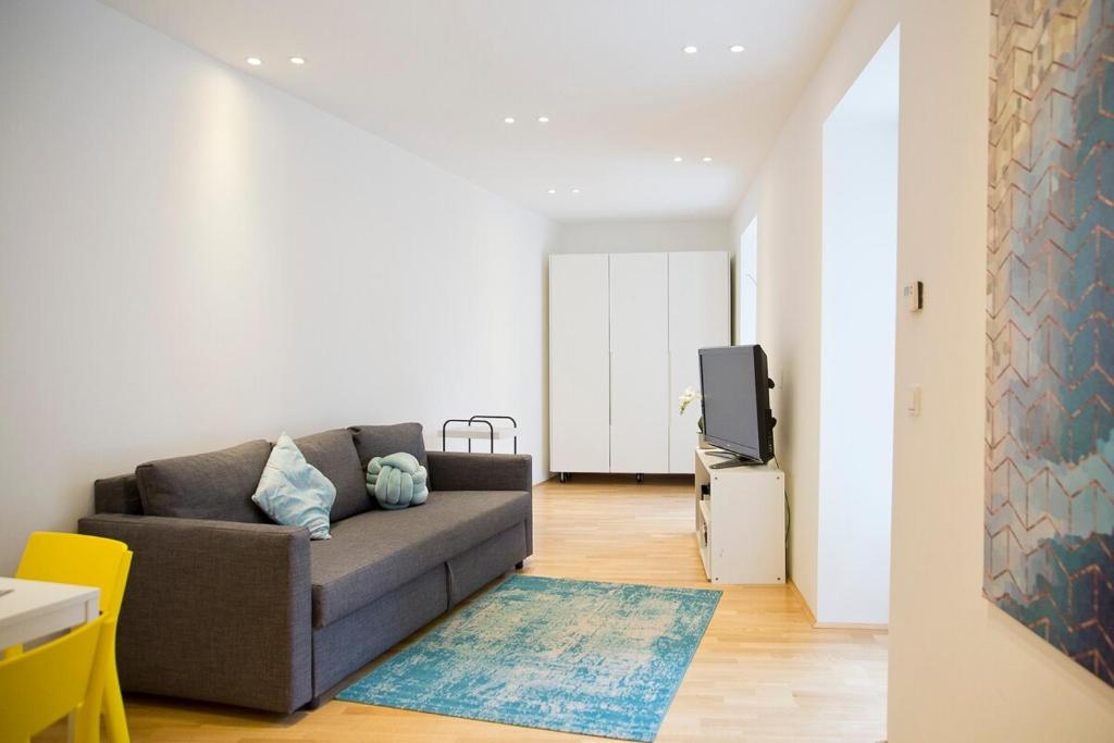 Stylish 1-Bedroom Apartment by Rochusmarkt Walk to the City Center