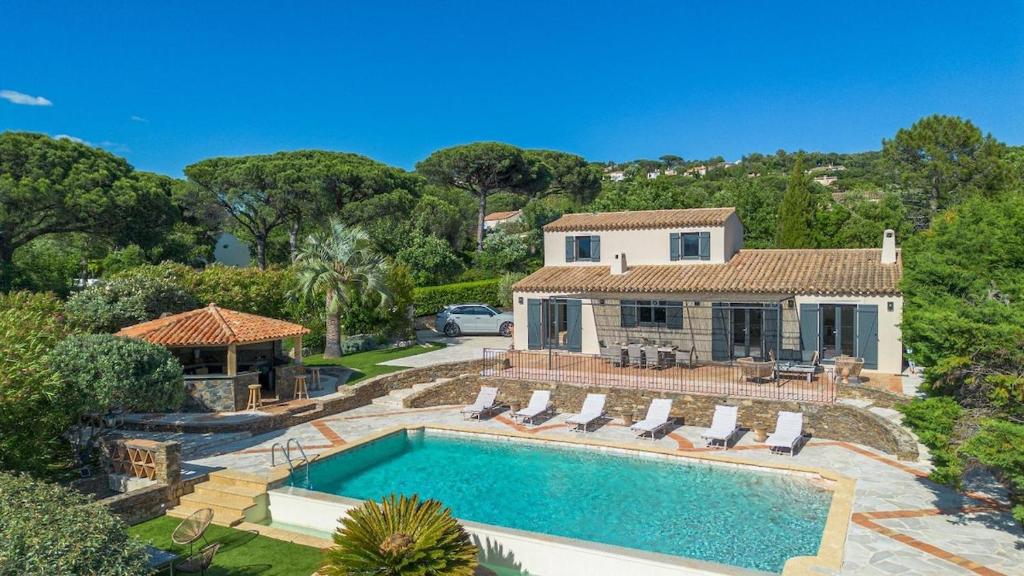 une vue aérienne d'une maison avec piscine dans l'établissement Luxueuse villa vue vignes avec piscine et terrain de petanque, à Gassin
