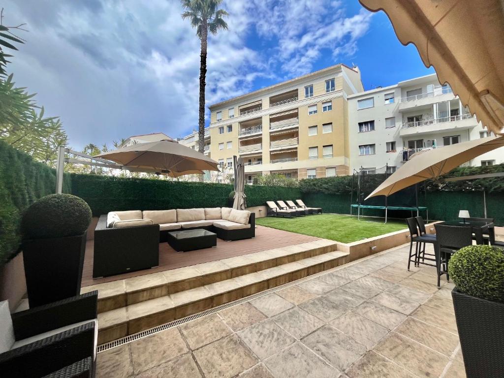 - un patio avec un canapé et des chaises dans l'établissement Gardenia apartment, à Cannes