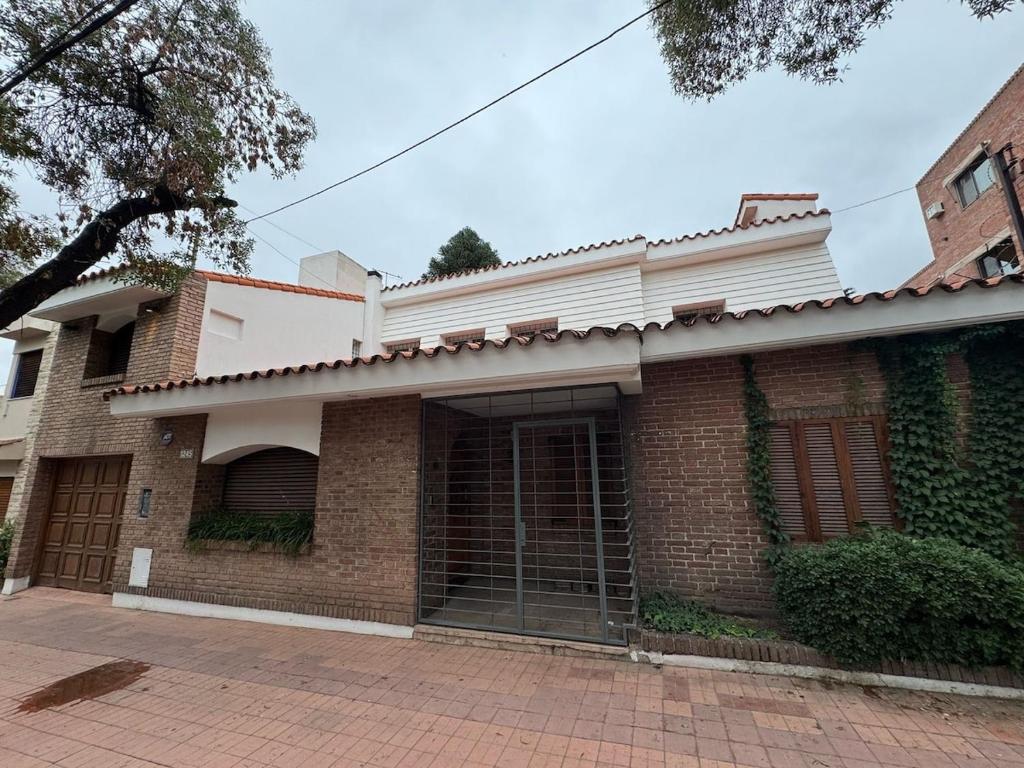 Una casa de ladrillo rojo con una ovación blanca en Casa Bella Mendoza, en Mendoza