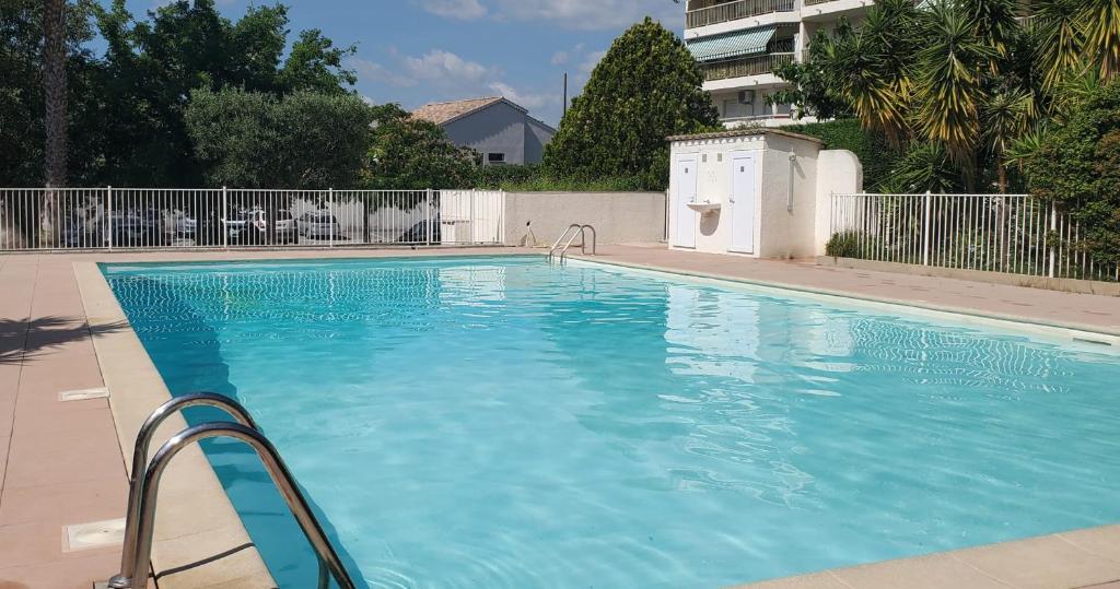 une grande piscine avec de l'eau bleue dans l'établissement Bright apartment with nice view, à Fréjus