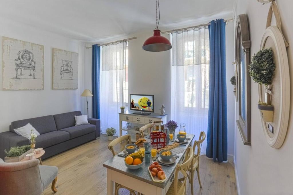 - un salon avec une table et des fruits dans l'établissement CASSINI GT - 1 bedroom - Balcony - Place Garibaldi, à Nice