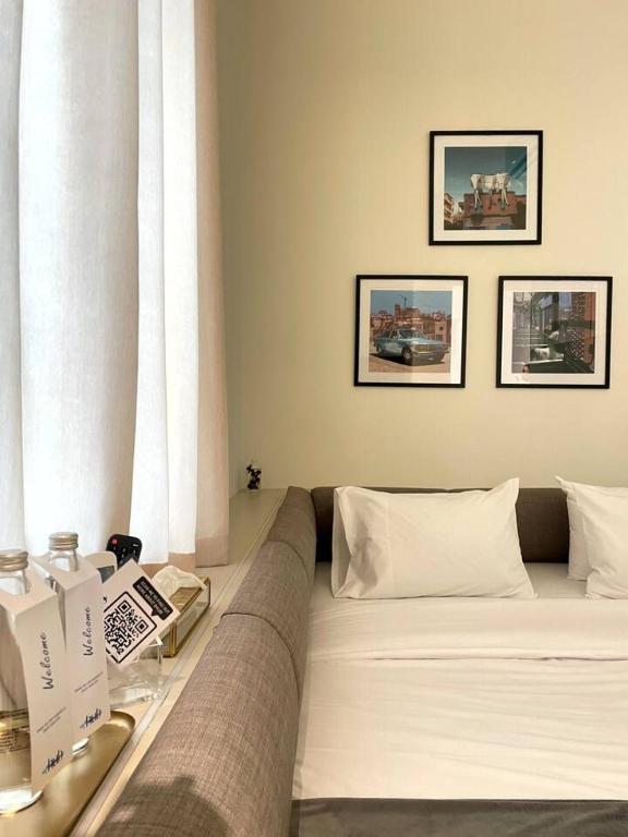 Un dormitorio con un sofá con ventana y una mesa. en Bhub Room 204 in Gemmayze, en Beirut