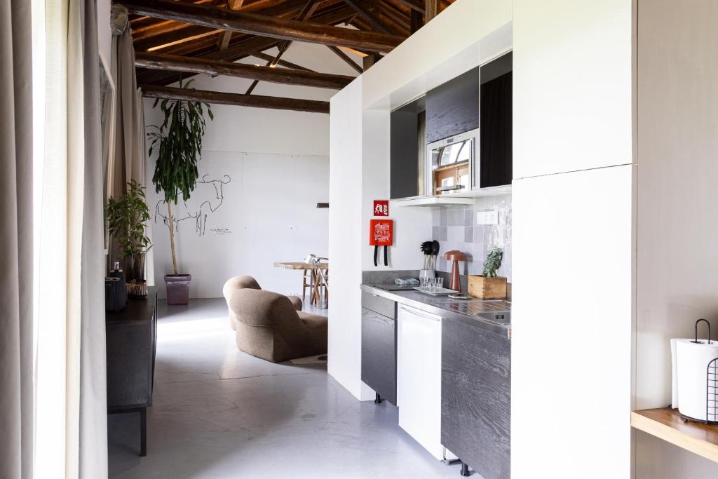 Kuchyň nebo kuchyňský kout v ubytování Pico do Refúgio - Casas de Campo