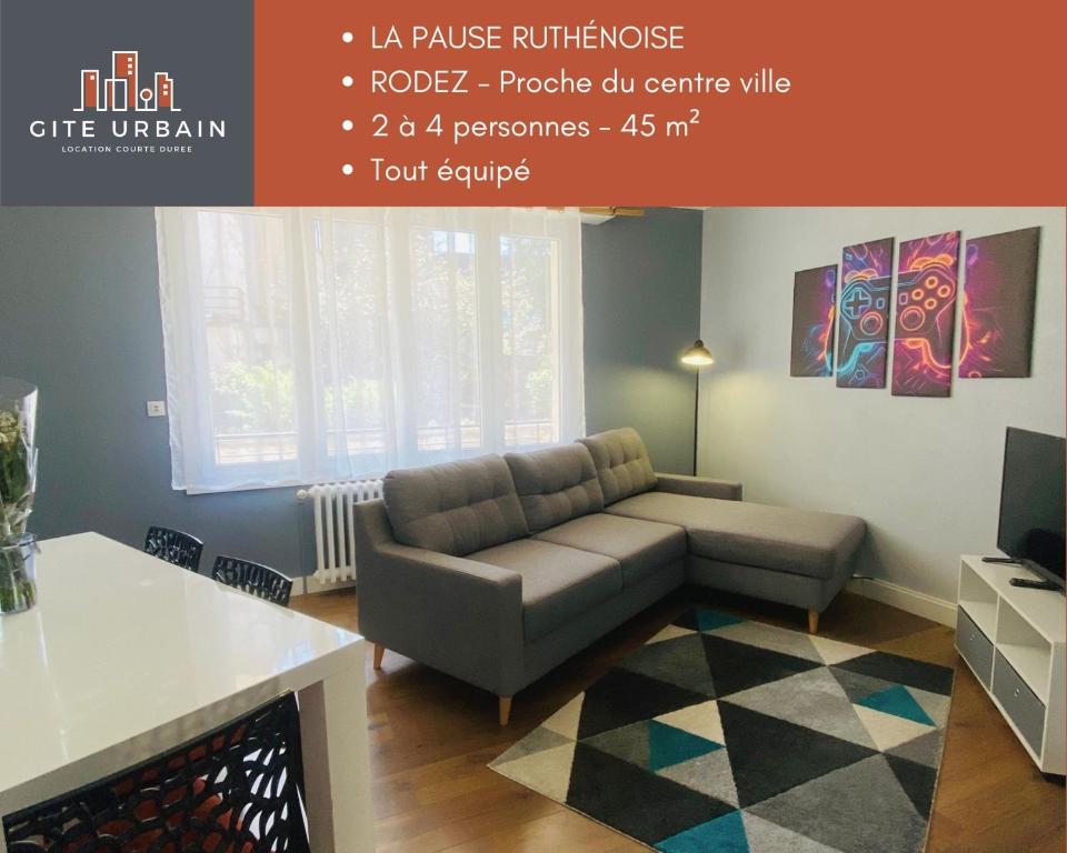 un salon avec un canapé et une table dans l'établissement La PAUSE RUTHENOISE, à Rodez