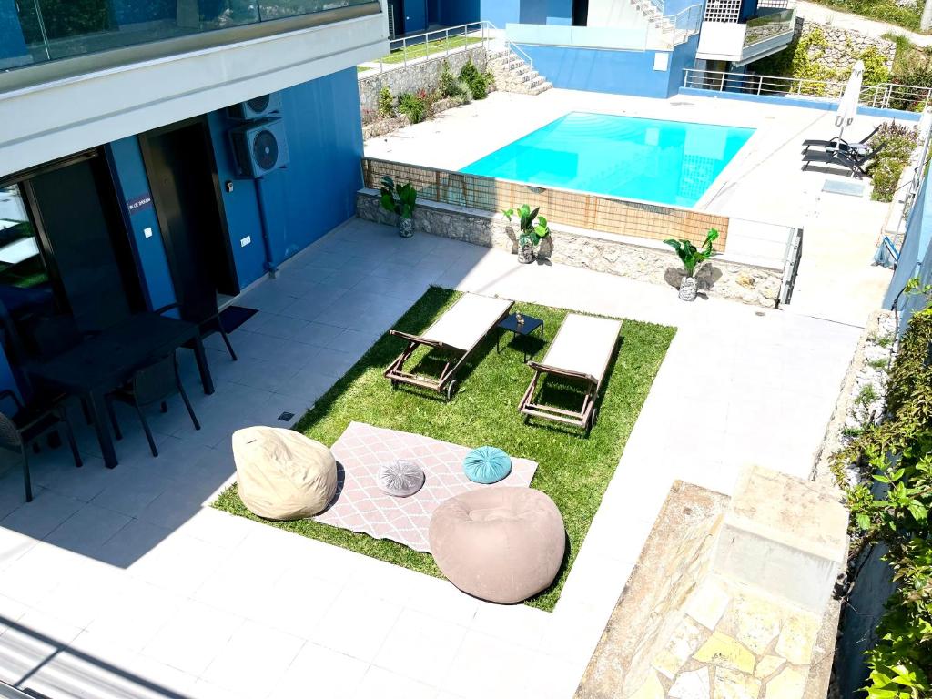 an overhead view of a patio with a pool and lounge chairs at Blue dream in Nikiana