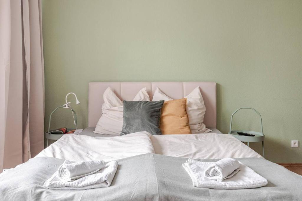 Hotel Schönes Apartment mit Parkplatz & 24h CheckIn 1, a bed with two towels sitting on top of it at Schönes Apartment mit Parkplatz & 24h CheckIn 1 in Cologne