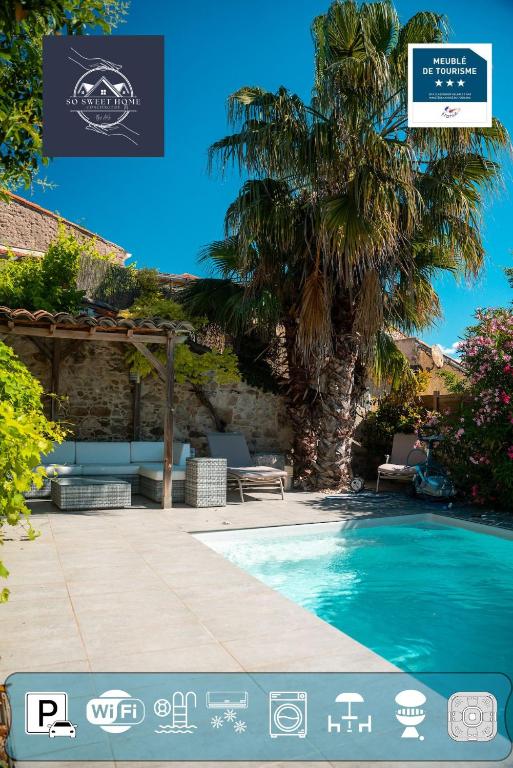 - une piscine avec un palmier dans la cour dans l'établissement Le Belvédère, à Sauzet