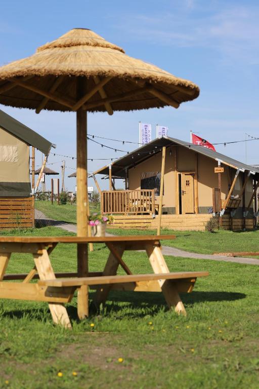 Fotografie z fotogalerie ubytování Safaritent Wood XL met tuinzicht v destinaci Nieuwe Wetering