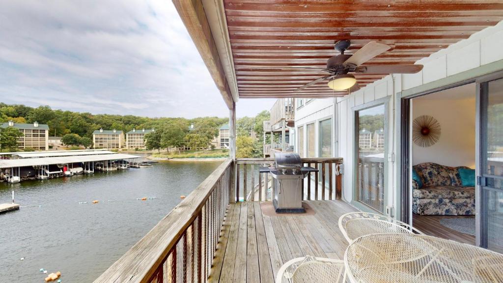 Výhled na řeku, která protéká v blízkosti prázdninového domu