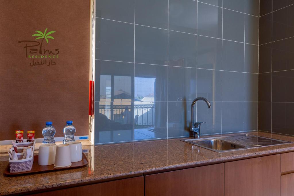 Kuchyň nebo kuchyňský kout v ubytování Palms Residence Inn دار النخيل