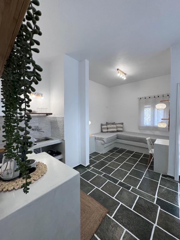 bagno con pavimento piastrellato bianco e nero. di Ergina Studios a Ios Chora