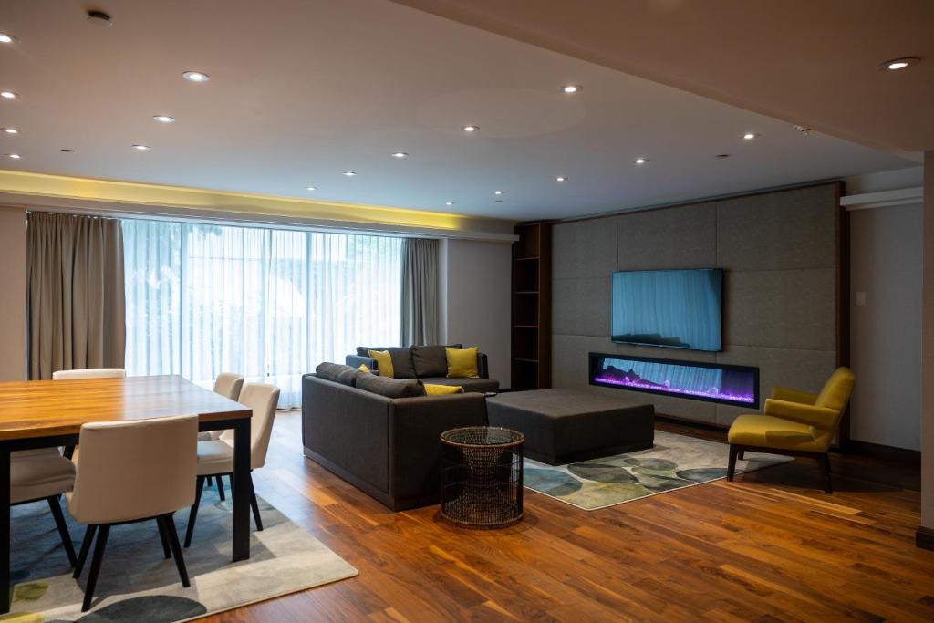 
Presidential Suite with one King bed and two Queen Murphy beds
