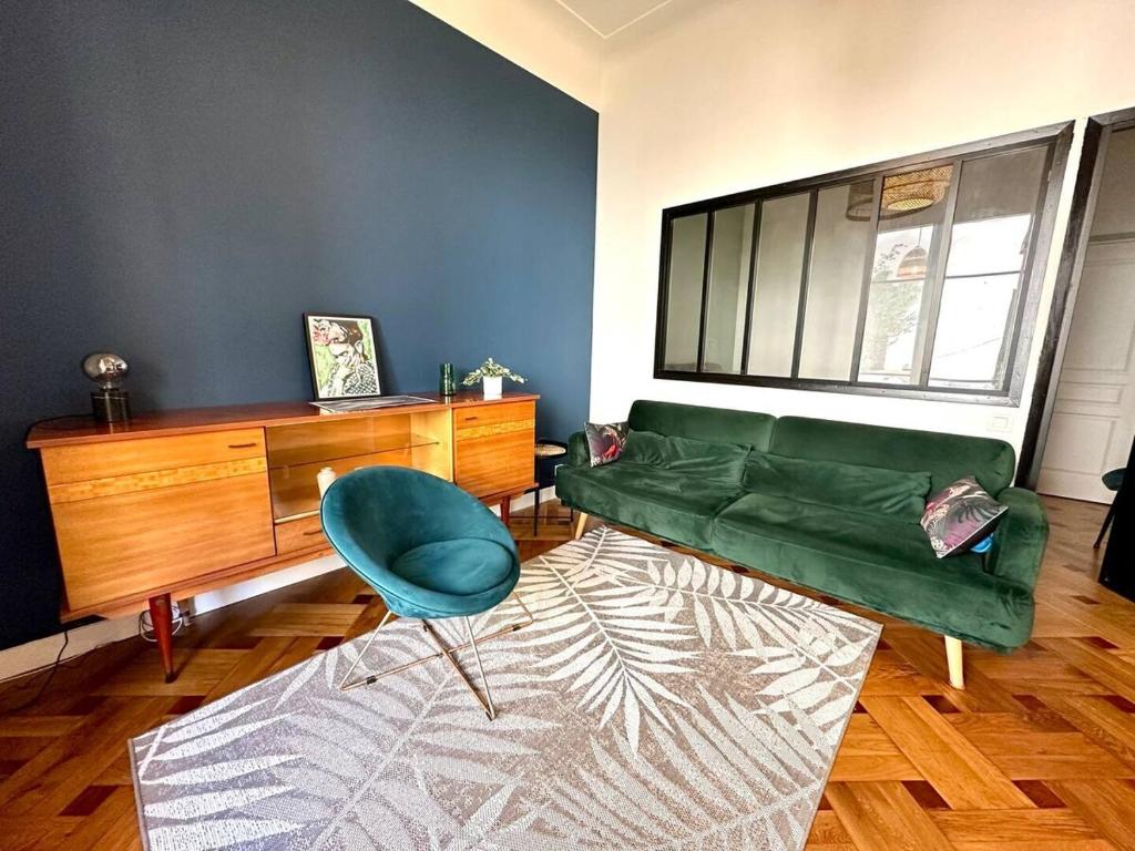 - un salon avec un canapé vert et une chaise dans l'établissement Wonderful apartment and garden heart of Nice, à Nice