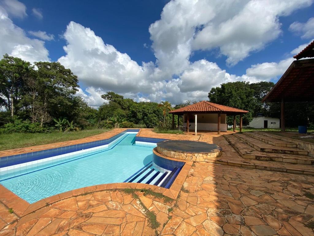 Swimmingpoolen hos eller tæt på Chácara Pera Doce - cercada de área verde