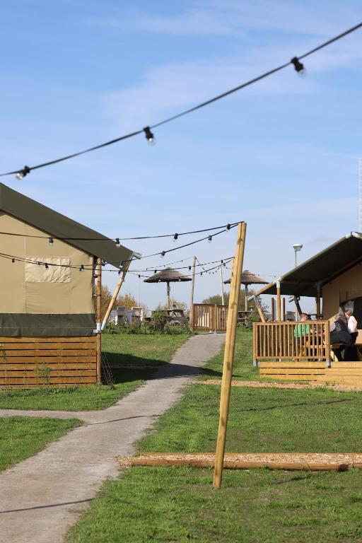 Fotografie z fotogalerie ubytování Safaritent Wood met tuinzicht v destinaci Nieuwe Wetering