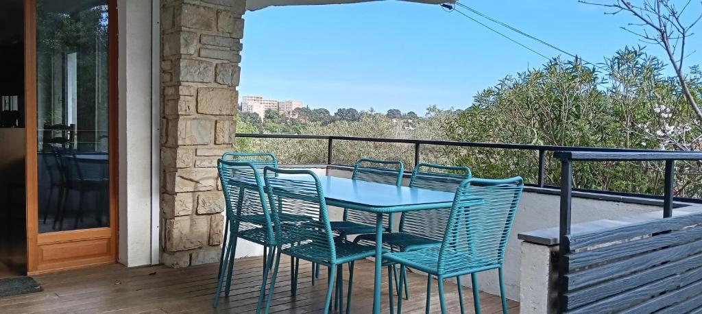 una mesa azul y sillas en el balcón en Siber & Sandrine, en La Seyne-sur-Mer