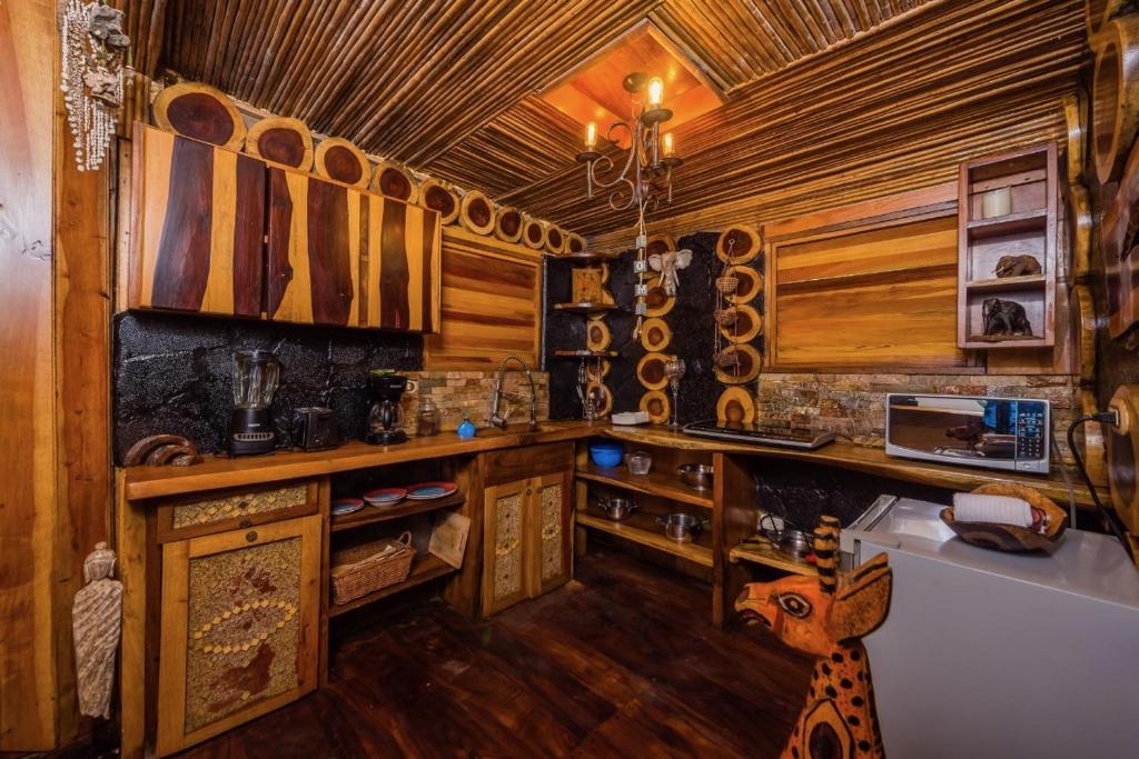 Kuchyň nebo kuchyňský kout v ubytování Ocho Artisan Bungalows