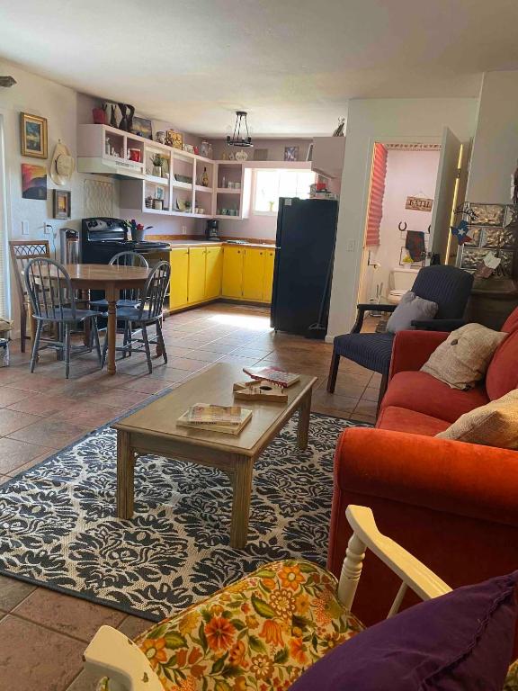 Posezení v ubytování Charmingrusticcabinfarmpet Friendlyaffordable