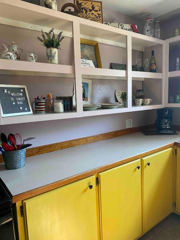 Kuchyň nebo kuchyňský kout v ubytování Charmingrusticcabinfarmpet Friendlyaffordable
