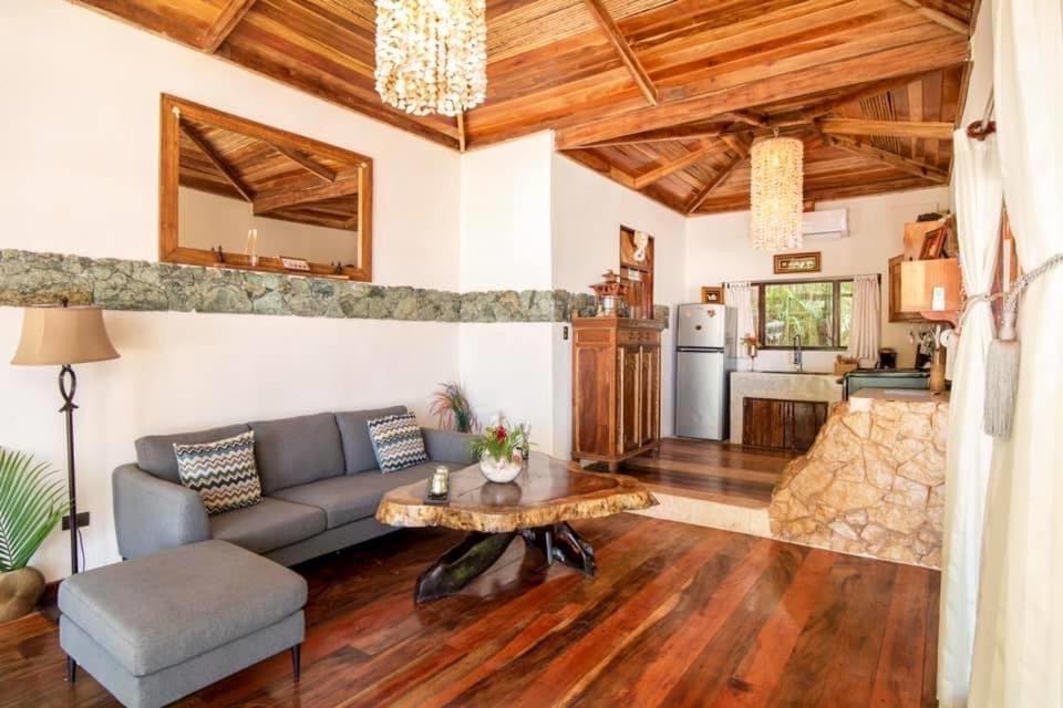 Kuchyň nebo kuchyňský kout v ubytování Ocho Artisan Bungalows