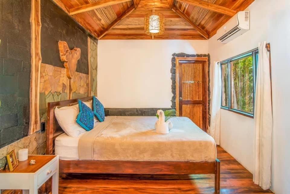 Postel nebo postele na pokoji v ubytování Ocho Artisan Bungalows