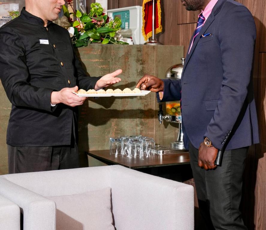 Členové personálu v ubytování NJ Hotel Rabat