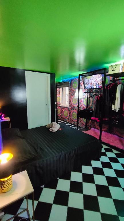 una stanza verde con un letto e un pavimento a scacchi di Secret Room Anagni ad Anagni