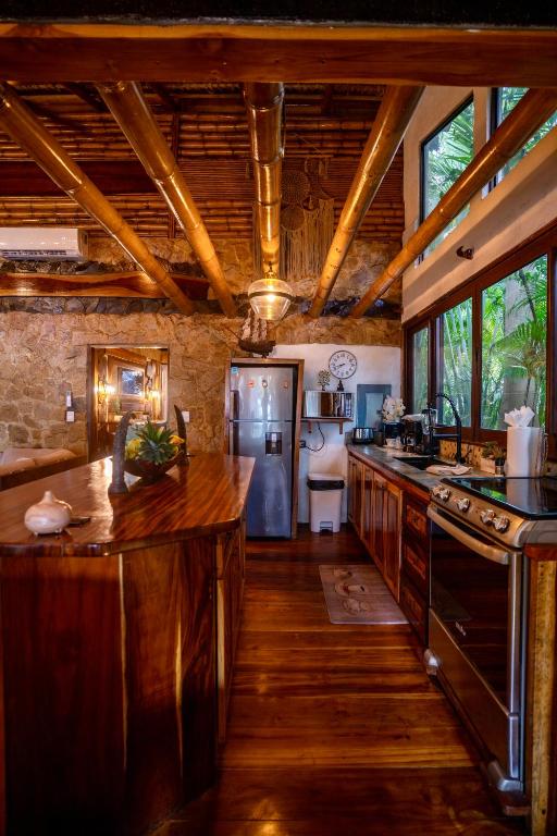 Kuchyň nebo kuchyňský kout v ubytování Ocho Artisan Bungalows
