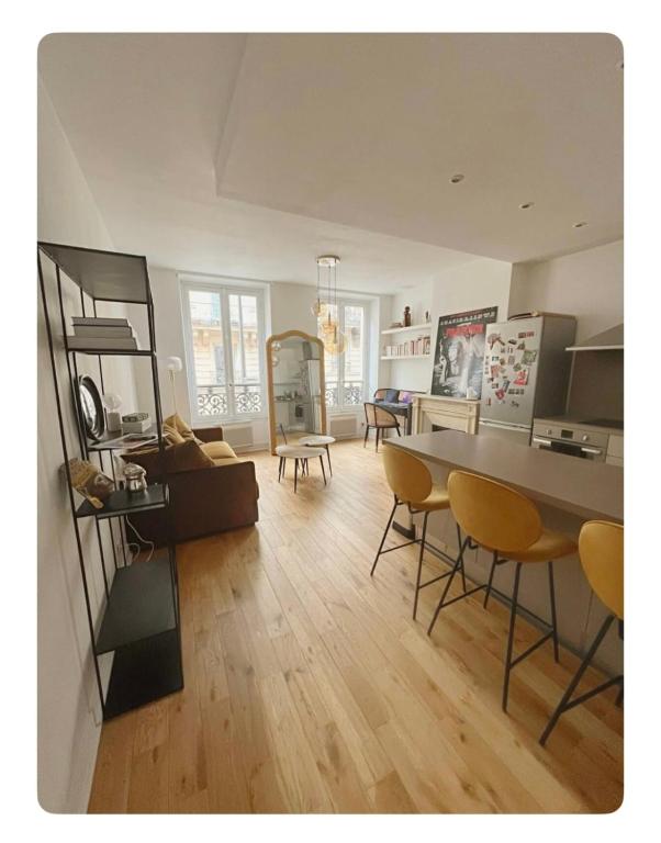 un salon avec une table et des chaises de salle à manger dans l'établissement Flexliving - 1 bedroom - Hauteville, à Paris