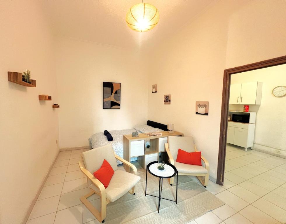 un salon avec une table et deux chaises dans l'établissement Charmant T2 proche centre Nîmes, à Nîmes