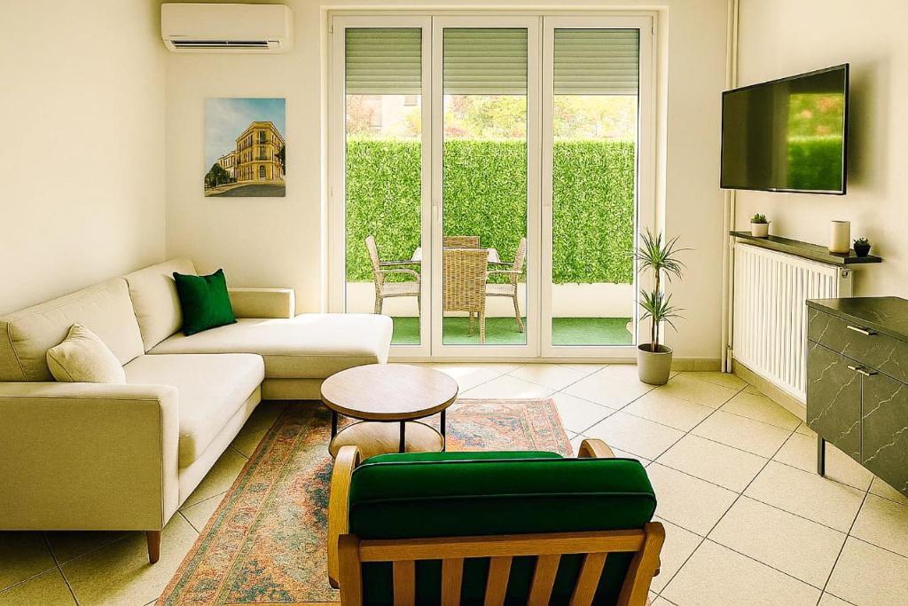 un salon avec un canapé et une table dans l'établissement Beautiful 2 bedroom, close to downtown, à Nice