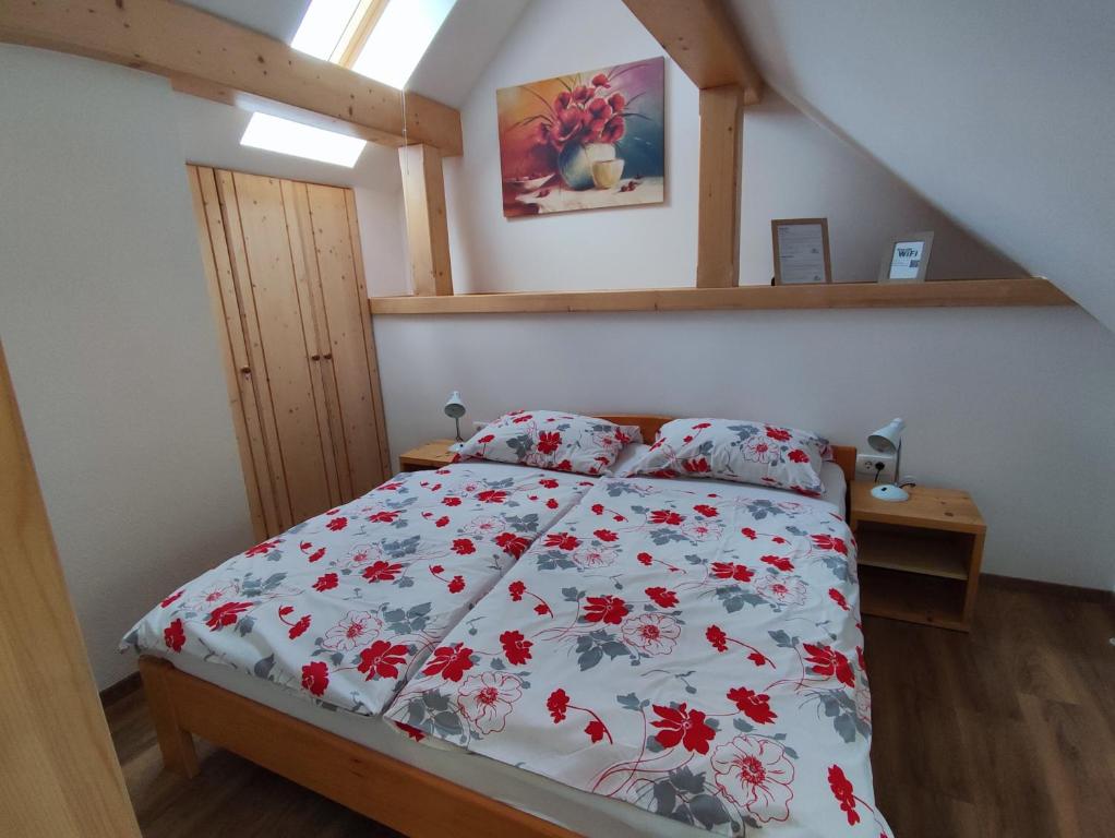 Postel nebo postele na pokoji v ubytování Apartmaji Mojca
