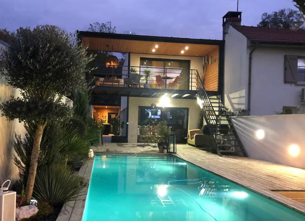 a swimming pool in front of a house at Chez Marlène in Comblanchien