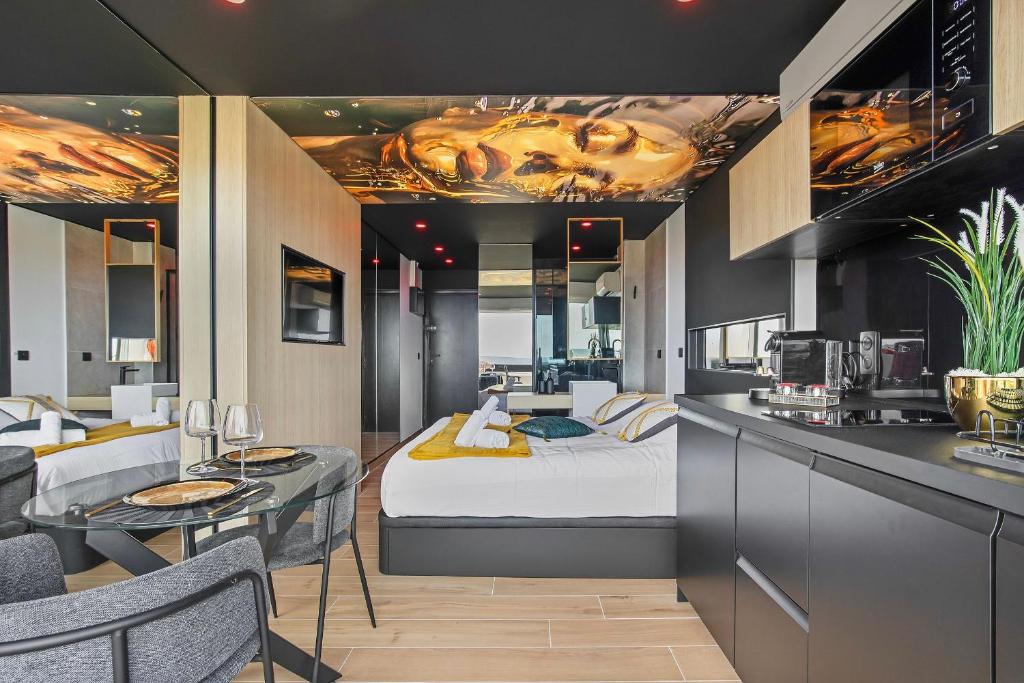 une cuisine et une chambre avec un lit et une table dans l'établissement Village Naturiste R4N - GoldenKiss Port Nature, au Cap d'Agde