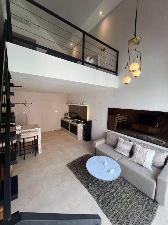 Tumbak BayuhにあるVilla Loft 3のソファとテーブルのあるリビングルーム